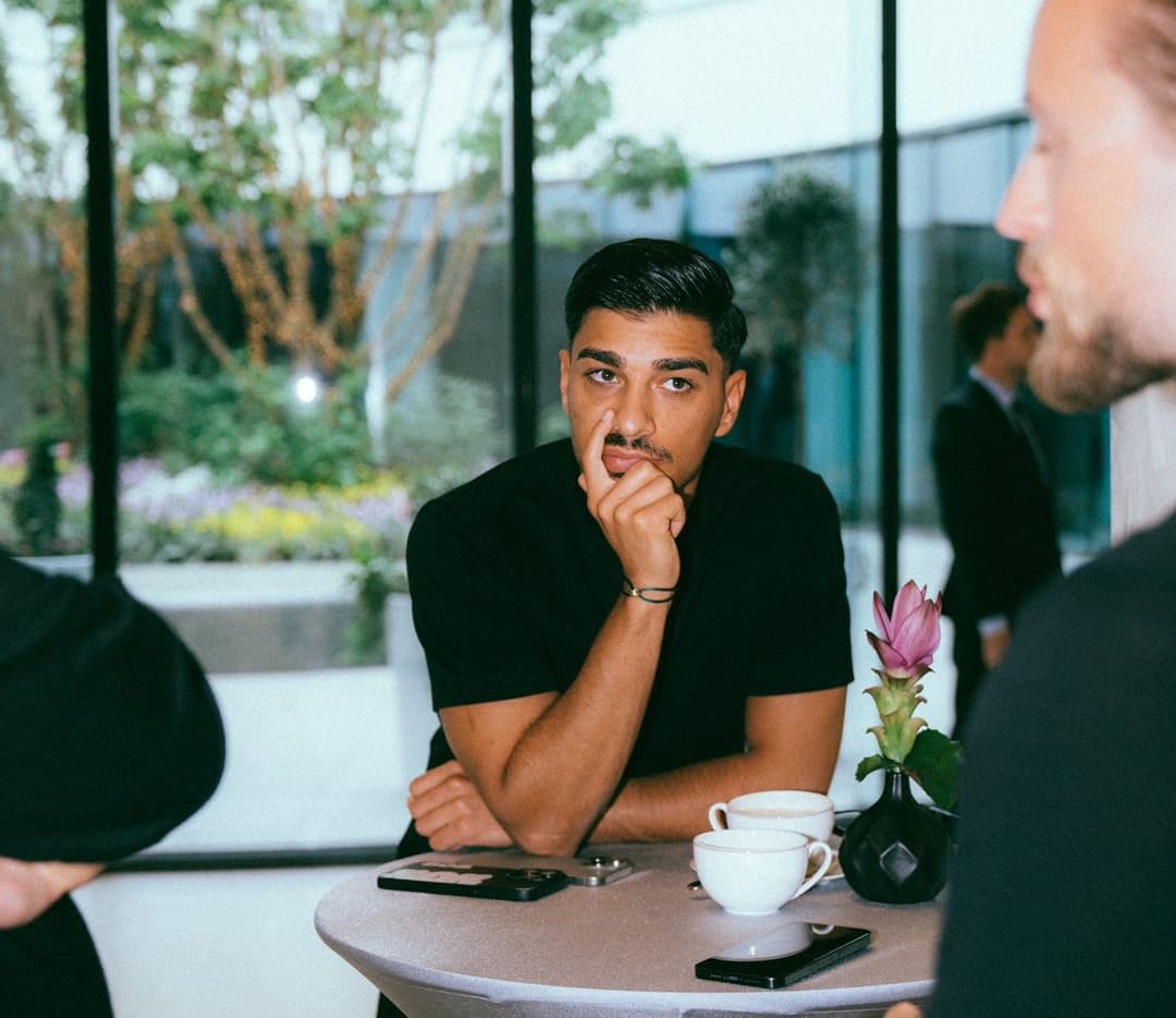Osman Bademci sitzt an einem Cafétisch